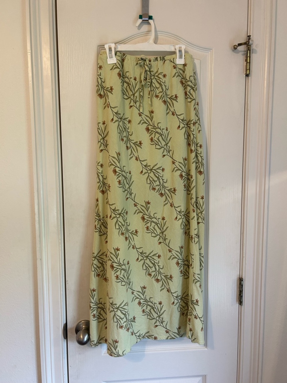 Light Green Floral Sleeveless Set with Button Bodice - Picture 4 of 7